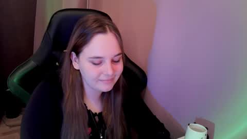 noir_ember_ online show from November 17, 1:06 pm