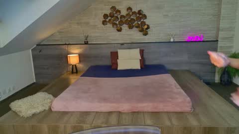 Snapshot of noirchocolate chatting on March 1, 5:09 am Liz online show from March 1, 5:09 am