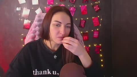 Nora online show from December 4, 2:04 pm