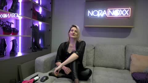 Snapshot of nora_noxx chatting on June 16, 8:22 pm NoraNoxx online show from June 16, 8:22 pm