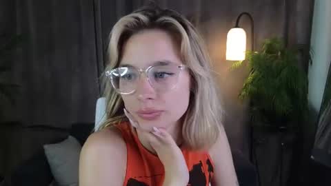 Snapshot of noramoreau chatting on July 9, 7:34 am Nora online show from July 9, 7:34 am
