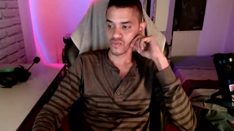 Snapshot of not4work chatting on April 7, 1:39 am not4work online show from April 7, 1:39 am