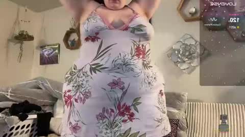 Snapshot of noturbabymoms chatting on December 16, 2:05 pm NotUrBabyMoms online show from December 16, 2:05 pm