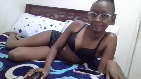 Snapshot of novah_xoxo chatting on April 21, 10:43 am Novah online show from April 21, 10:43 am