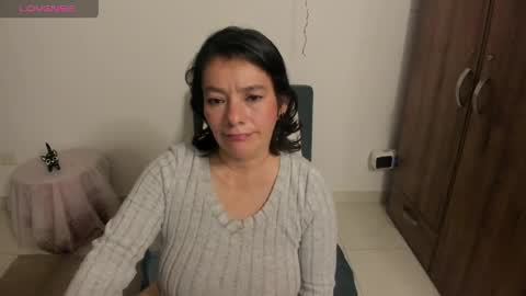Snapshot of nuit_rose chatting on April 29, 1:43 am nuit_rose online show from April 29, 1:43 am