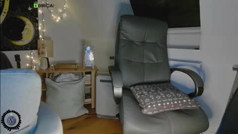 Nyl0nnickb0y online show from December 2, 9:21 pm