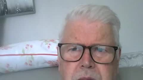 Snapshot of nylonlegs69 chatting on September 8, 2:16 pm stockings suspenders mad online show from September 8, 2:16 pm