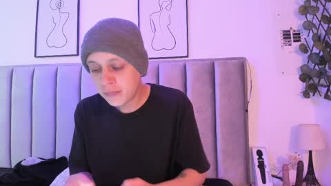 Snapshot of obsession_mine chatting on April 13, 1:27 pm Sara Help me reach 1000 followers online show from April 13, 1:27 pm