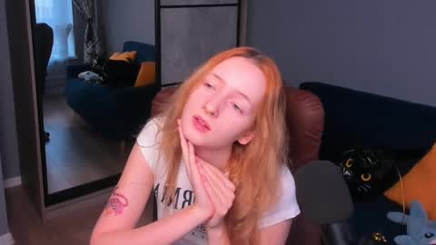Snapshot of oddlyfamiliar chatting on February 11, 1:51 pm Call me Bee online show from February 11, 1:51 pm