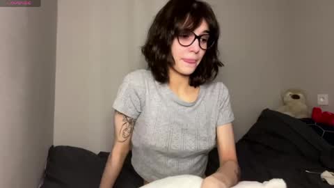 Snapshot of odettehatt chatting on April 23, 12:29 pm Thea online show from April 23, 12:29 pm