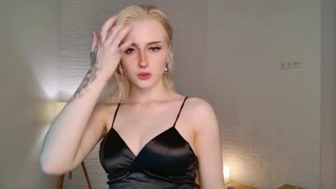 Snapshot of oh__lily chatting on May 13, 1:52 pm Lily online show from May 13, 1:52 pm