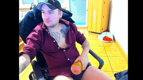 Snapshot of ohihoe92 chatting on December 2, 7:03 am Chris online show from December 2, 7:03 am