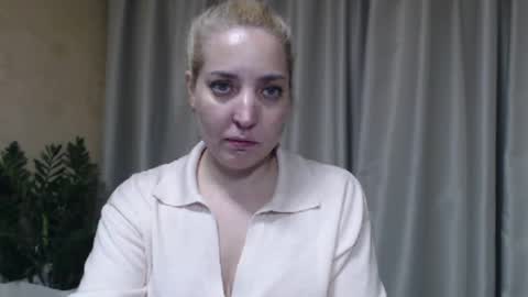 Snapshot of ohsweetmari chatting on April 19, 6:10 pm Mari online show from April 19, 6:10 pm