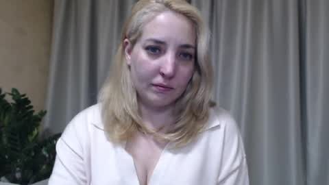Snapshot of ohsweetmari chatting on May 15, 6:48 pm Mari online show from May 15, 6:48 pm