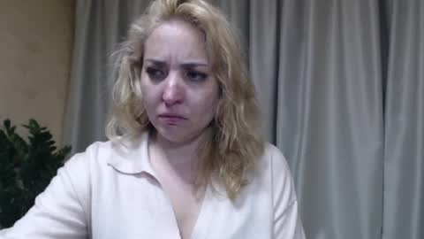 Snapshot of ohsweetmari chatting on May 17, 5:09 pm Mari online show from May 17, 5:09 pm