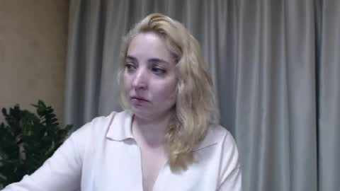 Snapshot of ohsweetmari chatting on May 23, 4:44 pm Mari online show from May 23, 4:44 pm