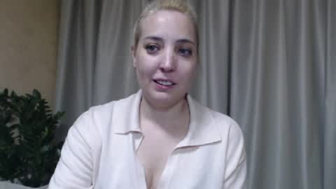 Snapshot of ohsweetmari chatting on May 31, 2:35 pm Mari online show from May 31, 2:35 pm