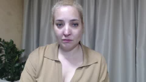 Snapshot of ohsweetmari chatting on June 2, 4:20 pm Mari online show from June 2, 4:20 pm