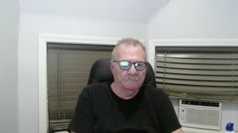 Snapshot of oldguybigd chatting on September 9, 2:33 am oldguybigd online show from September 9, 2:33 am