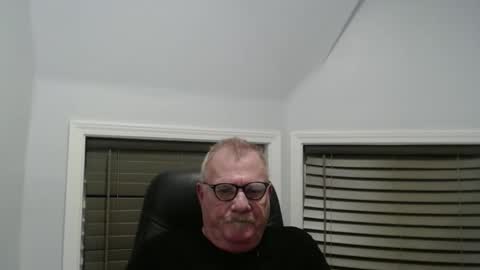 Snapshot of oldguybigd chatting on October 4, 6:33 am oldguybigd online show from October 4, 6:33 am