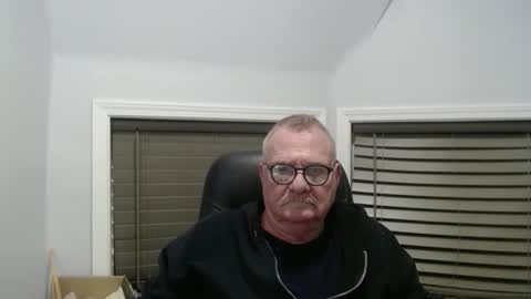 Snapshot of oldguybigd chatting on October 22, 6:24 am oldguybigd online show from October 22, 6:24 am