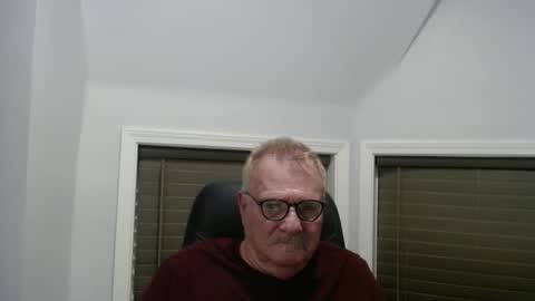 Snapshot of oldguybigd chatting on May 16, 5:26 am oldguybigd online show from May 16, 5:26 am