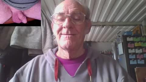Snapshot of oldman1154565 chatting on June 6, 4:12 pm oldman1154565 online show from June 6, 4:12 pm