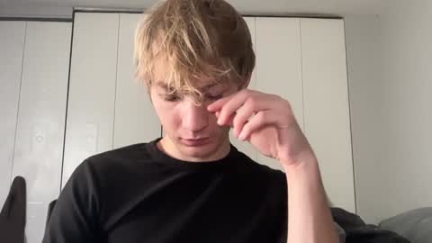 Snapshot of oliver_beck chatting on December 9, 7:18 pm Oliver Beck online show from December 9, 7:18 pm