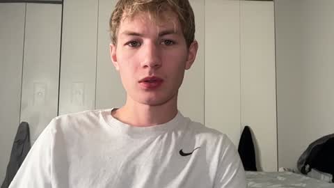 Snapshot of oliver_beck chatting on December 13, 2:43 am Oliver Beck online show from December 13, 2:43 am