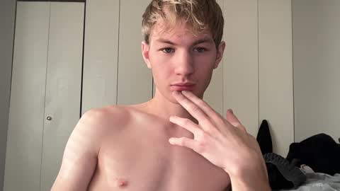 Snapshot of oliver_beck chatting on December 13, 7:10 pm Oliver Beck online show from December 13, 7:10 pm