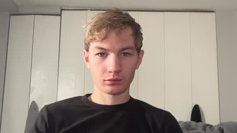 Snapshot of oliver_beck chatting on December 14, 7:03 pm Oliver Beck online show from December 14, 7:03 pm