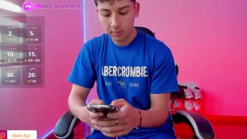 Snapshot of oliver_kyy chatting on October 20, 7:36 pm oliveeer online show from October 20, 7:36 pm