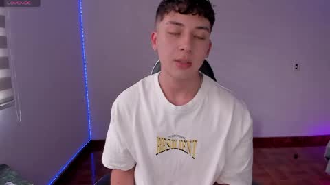 Snapshot of oliver_kyy chatting on May 24, 8:14 pm oliveeer online show from May 24, 8:14 pm