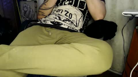 Snapshot of oliver_laid_2023 chatting on November 16, 1:11 am oliver_laid_2023 online show from November 16, 1:11 am