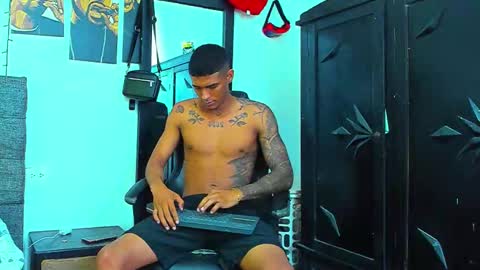 Snapshot of oliver_smith_2 chatting on November 25, 7:58 pm oliver_smith_2 online show from November 25, 7:58 pm