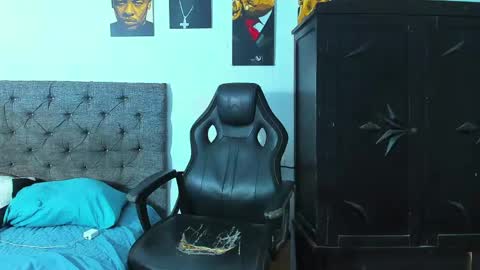 Snapshot of oliver_smith_2 chatting on April 19, 6:43 pm oliver_smith_2 online show from April 19, 6:43 pm