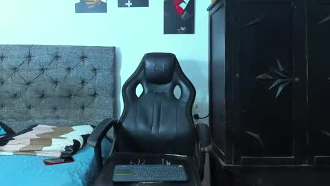 Snapshot of oliver_smith_2 chatting on April 23, 7:38 pm oliver_smith_2 online show from April 23, 7:38 pm