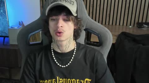 Snapshot of oliverrgroove chatting on April 23, 12:04 pm oliverrgroove online show from April 23, 12:04 pm