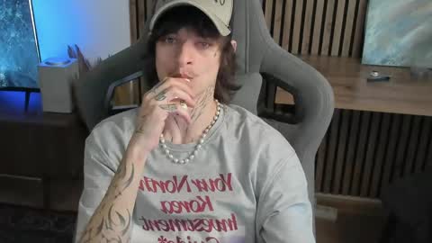 Snapshot of oliverrgroove chatting on April 24, 2:41 pm oliverrgroove online show from April 24, 2:41 pm