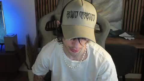 Snapshot of oliverrgroove chatting on May 15, 11:50 am oliverrgroove online show from May 15, 11:50 am