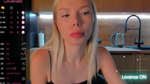 Snapshot of olivia_bells chatting on June 17, 8:32 pm Olivia 3 online show from June 17, 8:32 pm