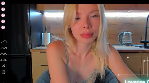 Snapshot of olivia_bells chatting on June 25, 9:41 pm Olivia 3 online show from June 25, 9:41 pm
