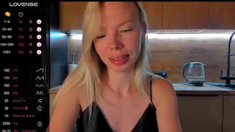 Snapshot of olivia_bells chatting on June 28, 9:32 pm Olivia 3 online show from June 28, 9:32 pm
