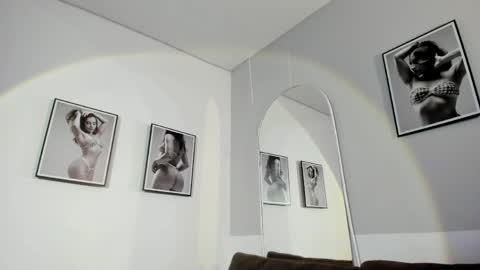 Snapshot of olivia_collisn chatting on May 5, 11:18 am Olivia Collins online show from May 5, 11:18 am
