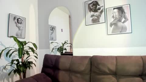 Snapshot of olivia_collisn chatting on May 21, 12:34 pm Olivia Collins online show from May 21, 12:34 pm