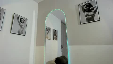Snapshot of olivia_collisn chatting on June 3, 2:33 pm Olivia Collins online show from June 3, 2:33 pm