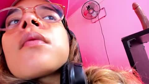 Snapshot of olivia_fox69 chatting on May 29, 3:26 am OLIVIA online show from May 29, 3:26 am