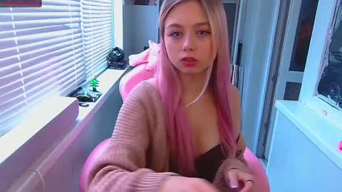 Snapshot of olivia_grr chatting on December 2, 7:47 am Olivia online show from December 2, 7:47 am