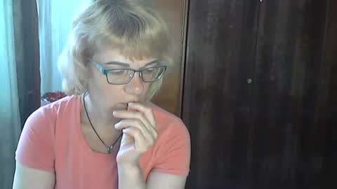 Snapshot of olivia_mia25 chatting on July 10, 10:40 am Olivia Mia online show from July 10, 10:40 am