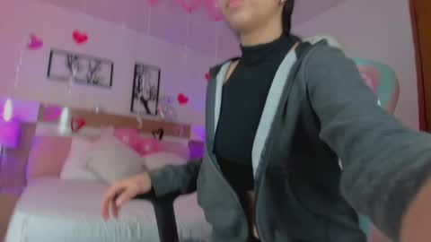 Snapshot of olivia_pretty_ chatting on February 20, 12:04 pm olivia_pretty_ online show from February 20, 12:04 pm